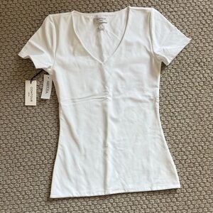 Aritzia contour v neck white short sleeve shirt